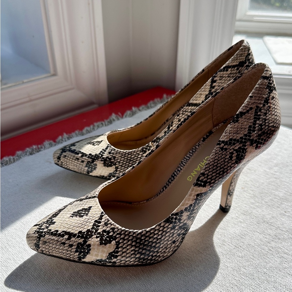 Arturo Chiang Leather Snakeskin Pattern Heels